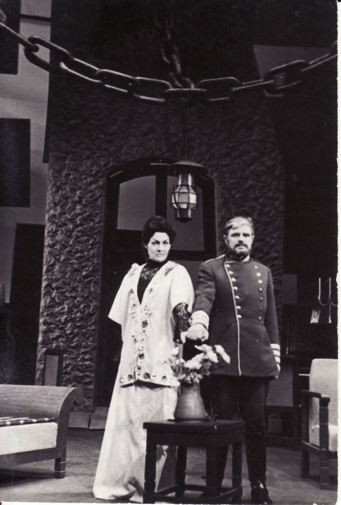 Dalia Melėnaitė – Alisa, Edgaro žmona, buvusi aktorė; Donatas Banionis – Edgaras, tvirtovės artilerijos pulkininkas